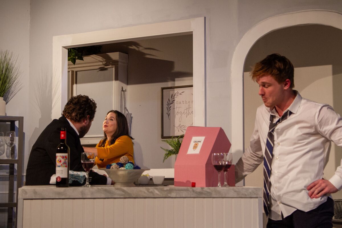 Tom Steward, izquierda, Wendy Waddell y Devin Wade en OnStage Playhouse's "admisiones"