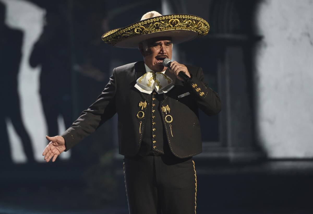 ARCHIVO- Vicente Fernández durante su presentación en la 20a entrega del Latin Grammy