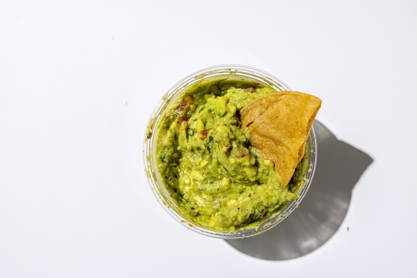 LOS ANGELES, KALIFORNIEN, 3. Februar 2022: Whole Foods Mild Guacamole for Guacamole Taste Test Story 