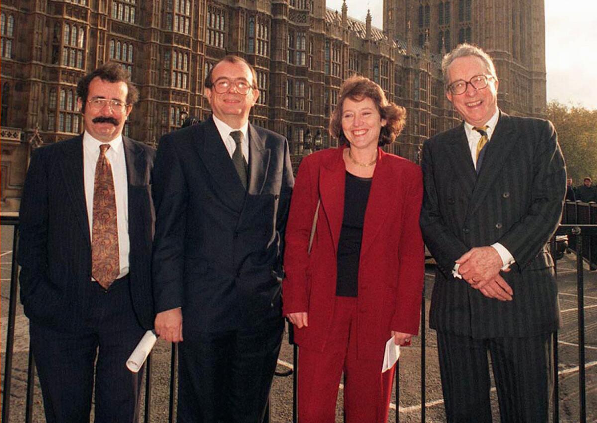 En esta imagen de archivo, tomada el 22 de enero de 2001, John Sewel (segundo por la izqueirda) posa con sus compañeros laboristas (de izqueirda a derecha) Robert Winston, Helene Hayman y Gordon Johnson Borrie, en Westminster, Londres.