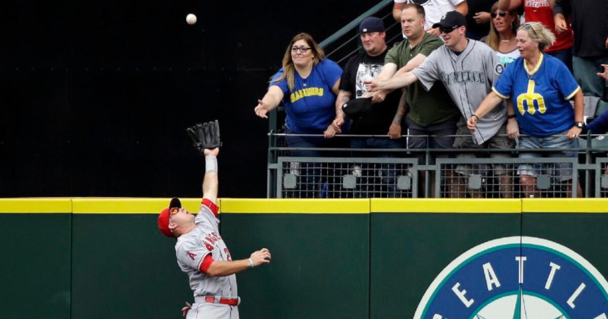 Mariners fan in Ken Griffey Jr. jersey looks nothing like the