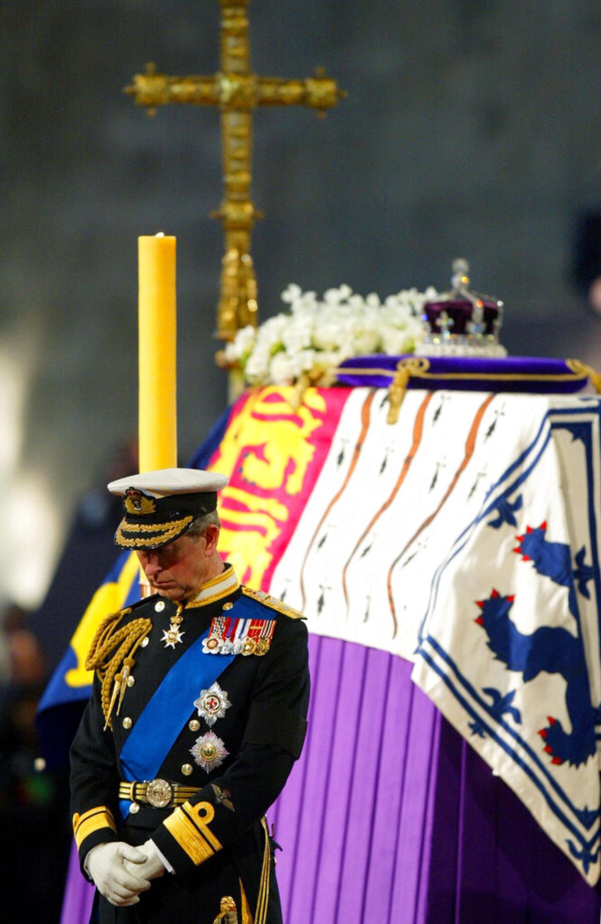 ARCHIVO – El príncipe Carlos de Gran Bretaña, el príncipe de Gales, de pie al féretro 