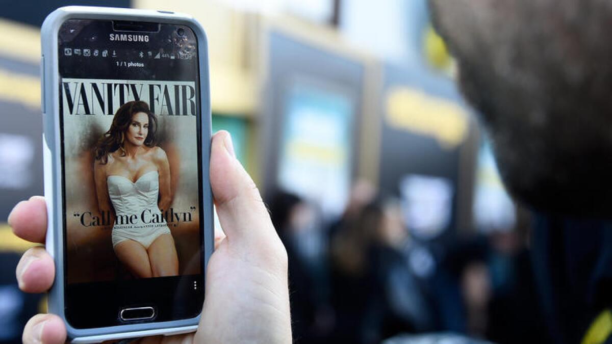 Un editor de fotografía observa la portada de julio de Vanity Fair en la que figura Caitlyn Jenner.