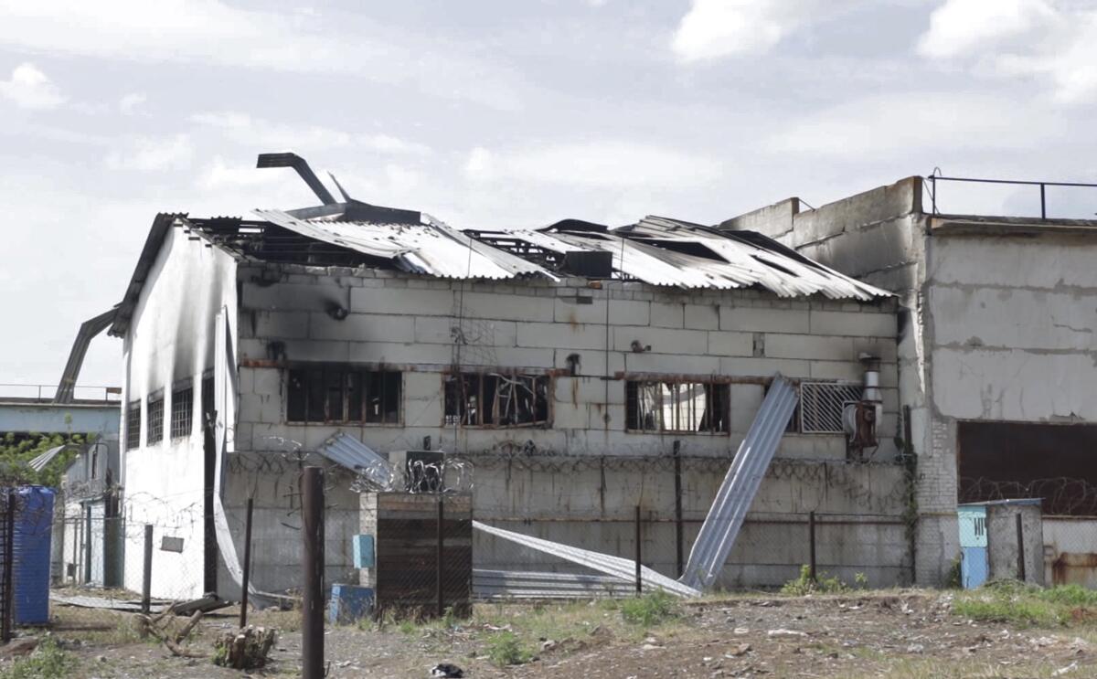 En esta imagen tomada de un video se ve un cuartel destruido en una prisión en Olenivka,