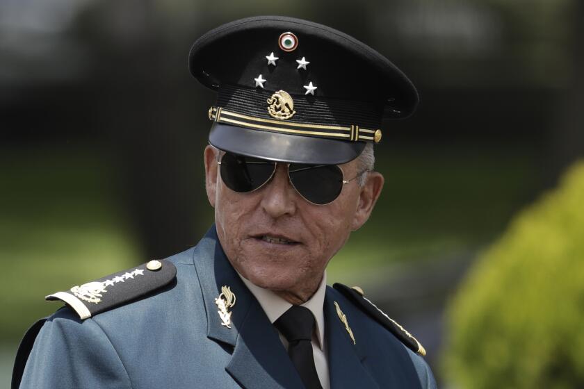 El secretario de Defensa Salvador Cienfuegos Zepeda llega para una revisión de los soldados que participarán en el desfile por el Día de la Independencia, el 14 de septiembre de 2016, en Ciudad de México. (AP Foto/Rebecca Blackwell, Archivo)