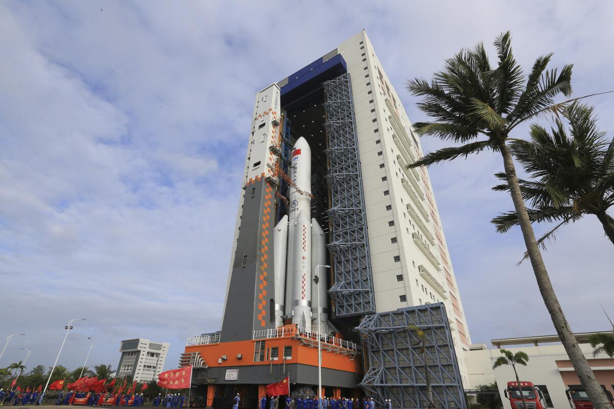 En esta imagen publicada por la agencia de noticias Xinhua, el módulo laboratorio espacial Mengtian y el cohete Long March-