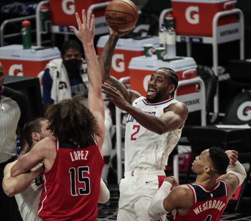 Clippers forward Kawhi Leonard shoots over Washington Wizards center Robin Lopez.