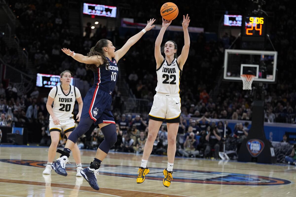 Caitlin Clark and Iowa defeat UConn in women's Final Four - Los Angeles Times