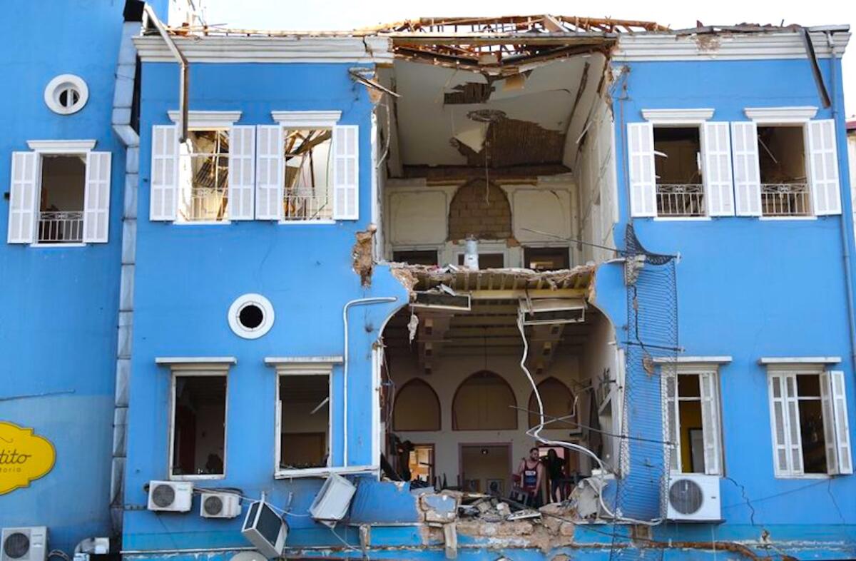 Trabajadores retiran escombros en un edificio dañado tras una explosión en Beirut, Líbano.