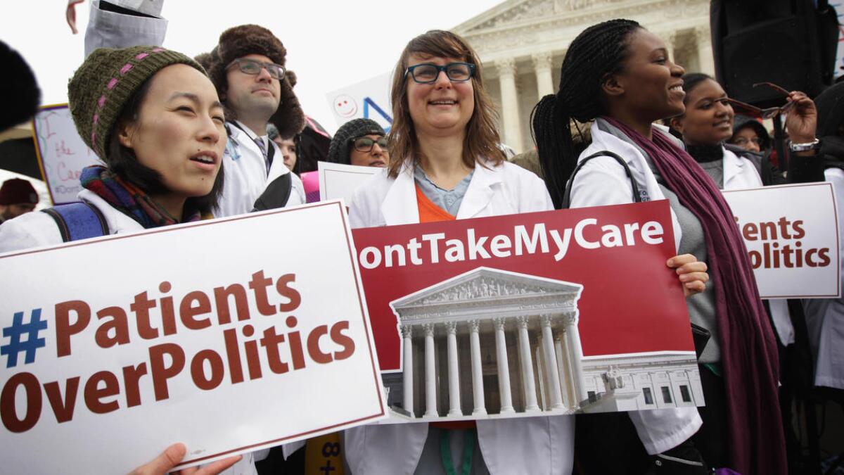 Simpatizantes de la Affordable Care Act se reunen frente a la Suprema Corte de Justicia en Washington, durante una manifestacón en favor de conservar los seguros médicos para millones de norteamericanos.