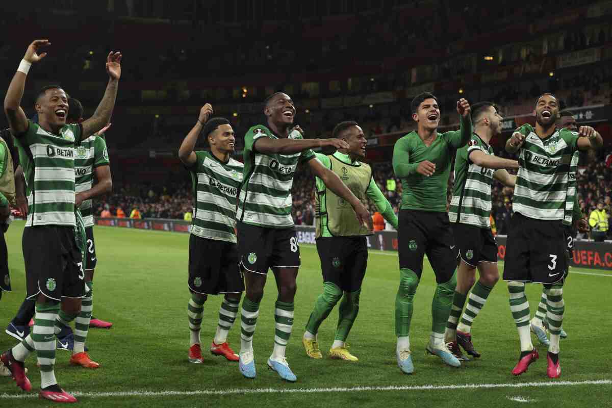 Jugadores del Sporting de Lisboa celebran tras ganar en la ronda de penales al Arsenal 