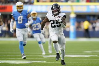 James Robinson (25), corredor de los Jaguars de Jacksonville consigue un touchdown durante la segunda mitad del juego de la NFL en contra de los Chargers de Los Ángeles, en Inglewood, Calif., el domingo 25 de septiembre de 2022. (AP Foto/Marcio Jose Sanchez)