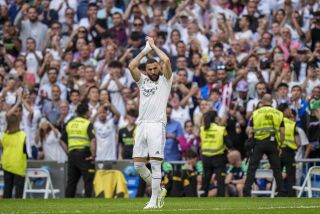 Karim Benzema del Real Madrid aplaude a la afición durante el partido contra el Athletic Bilbao en la Liga española, el domingo 4 de junio de 2023, en Madrid. (AP Foto/Bernat Armangue)