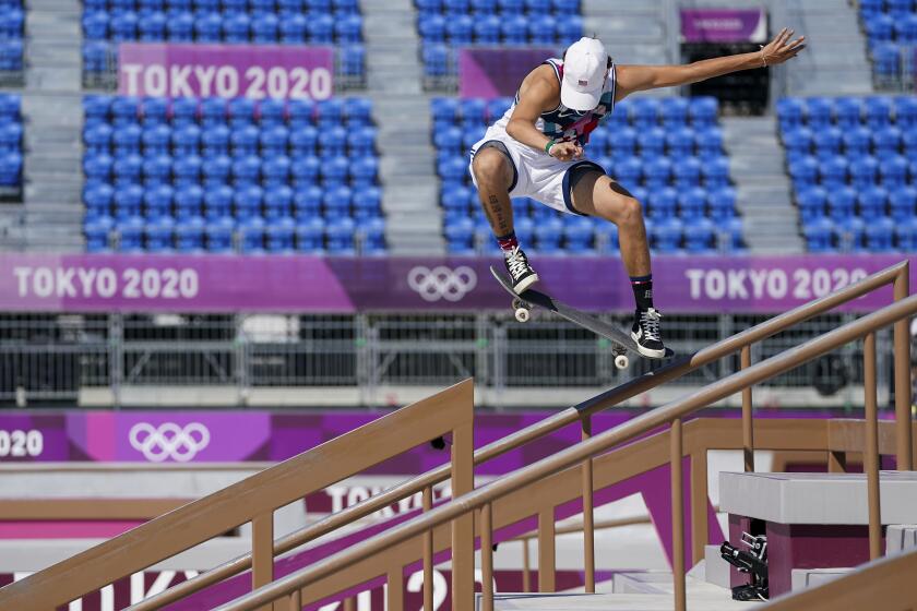 ARCHIVO - En foto del 25 de julio del 2024, el estadounidense Jagger Eaton compite en el evento de skateboarding en los Juegos Olímpicos de Tokio. (Nathan Denette/The Canadian Press via AP, Archivo)