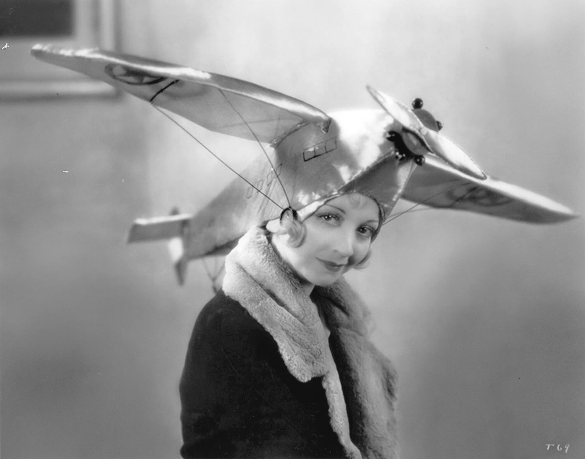 Alice White usa um chapéu de avião em 1930.