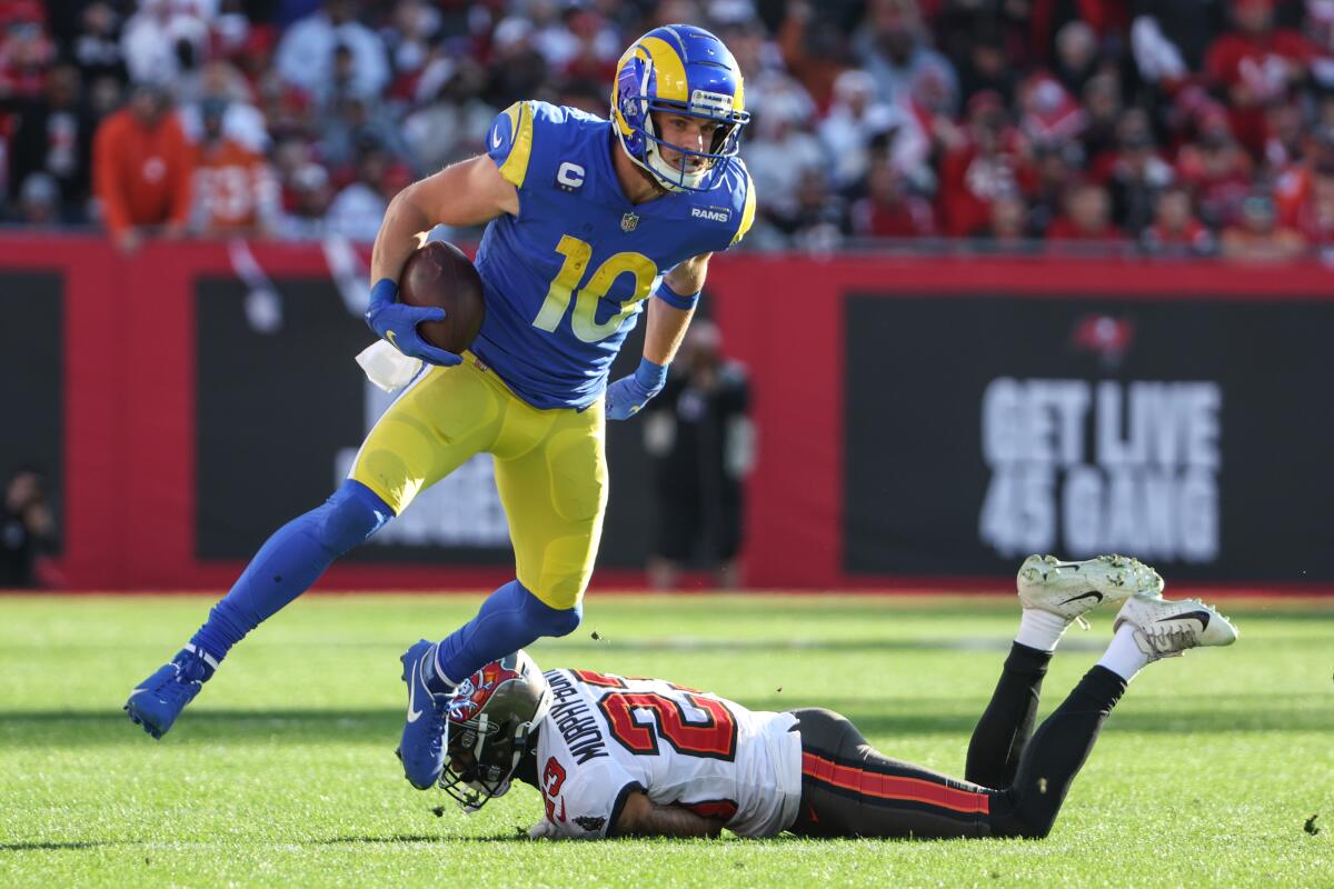 Rams receiver Cooper Kupp eludes the tackle of Bucs defensive back Sean Murphy-Bunting.