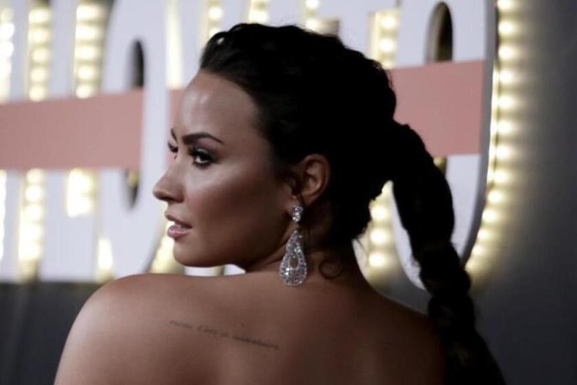 La cantante, compositora y actriz estadounidense Demi Lovato posa para los fotógrafos a su llegada a la presentación de su documental "Demi Lovato: Simply Complicated" en el Fonda Theatre de Hollywood.