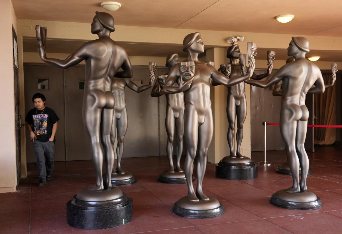 Estatuillas de actor en una entrada al Shrine Auditorium, donde se celebrará el sábado 24 de febrero