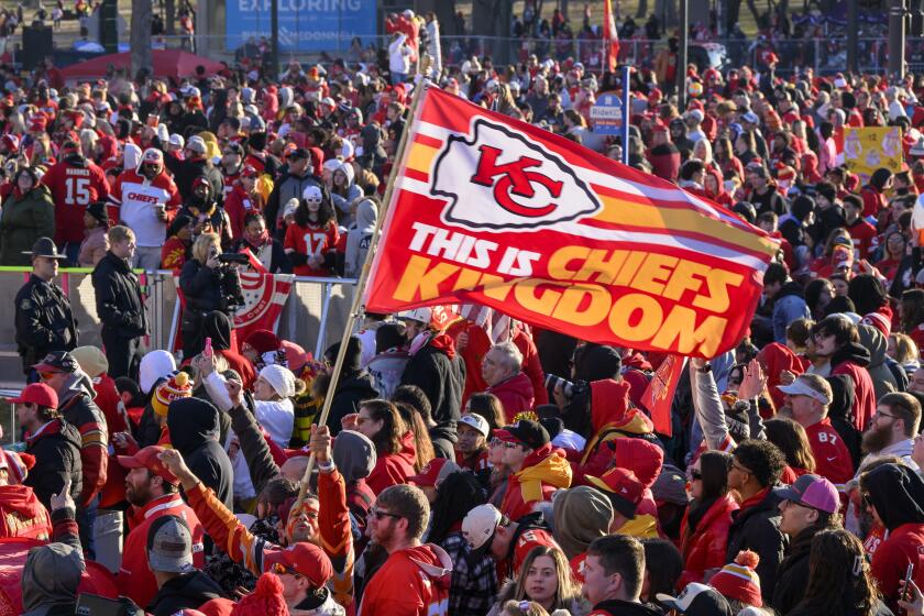 Aficionados de los Chiefs de Kansas City se reúnen para el desfile de celebración con el equipo tras ganar el Super Bowl en Kansas City, Misuri el miércoles 14 de febrero del 2024. (AP Foto/Reed Hoffmann)