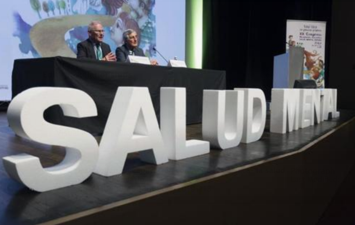 El presidente de Salud Mental España, Nel González Zapico (i) y del alcalde de Ávila, José Luis Rivas (d), durante la inauguración del XX Congreso Estatal del movimiento asociativo bajo el lema "Una vida en primera persona", celebrado en Ávila. EFE/Raúl Sanchidrián/Archivo