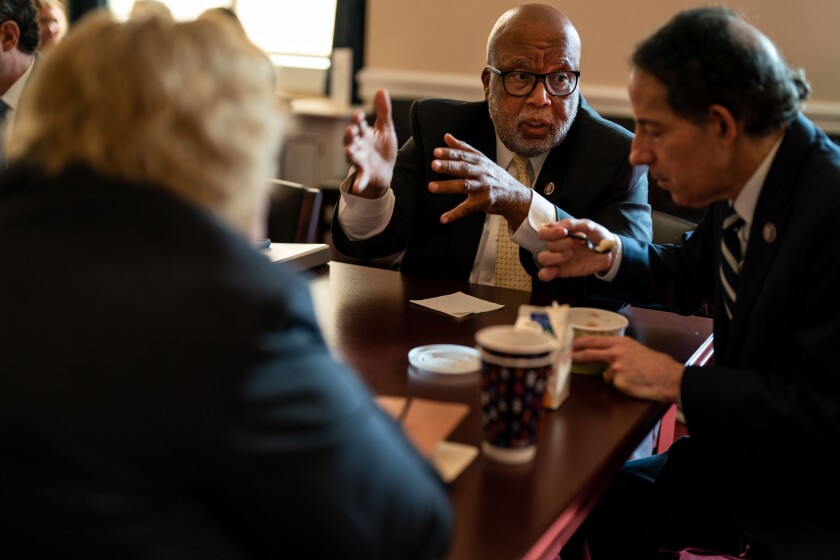 Le représentant Bennie Thompson, au centre, et le représentant Jamie Raskin, à droite, parlent lors d'une réunion du comité.