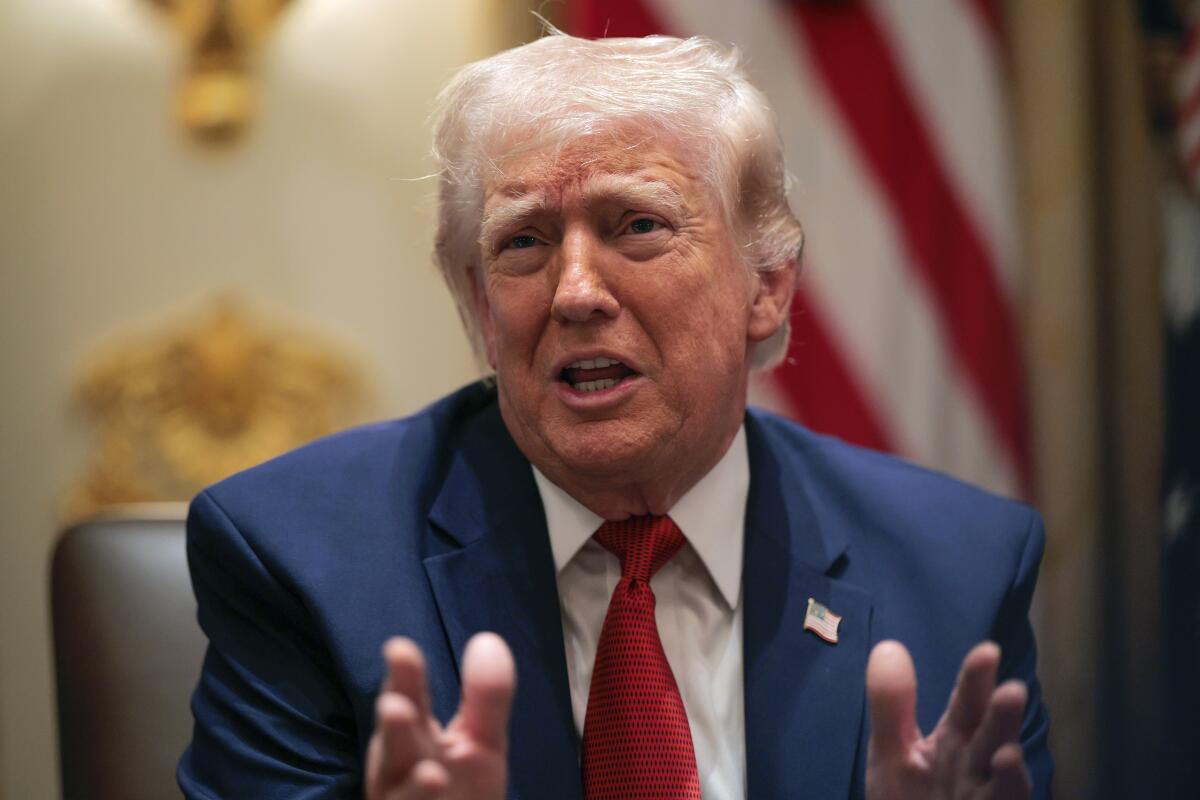 Cuộc chiến với Iran tiếp tục leo thang sang tuần thứ năm, trong khi ông Trump khẳng định Mỹ "đã thắng" - Los Angeles Times