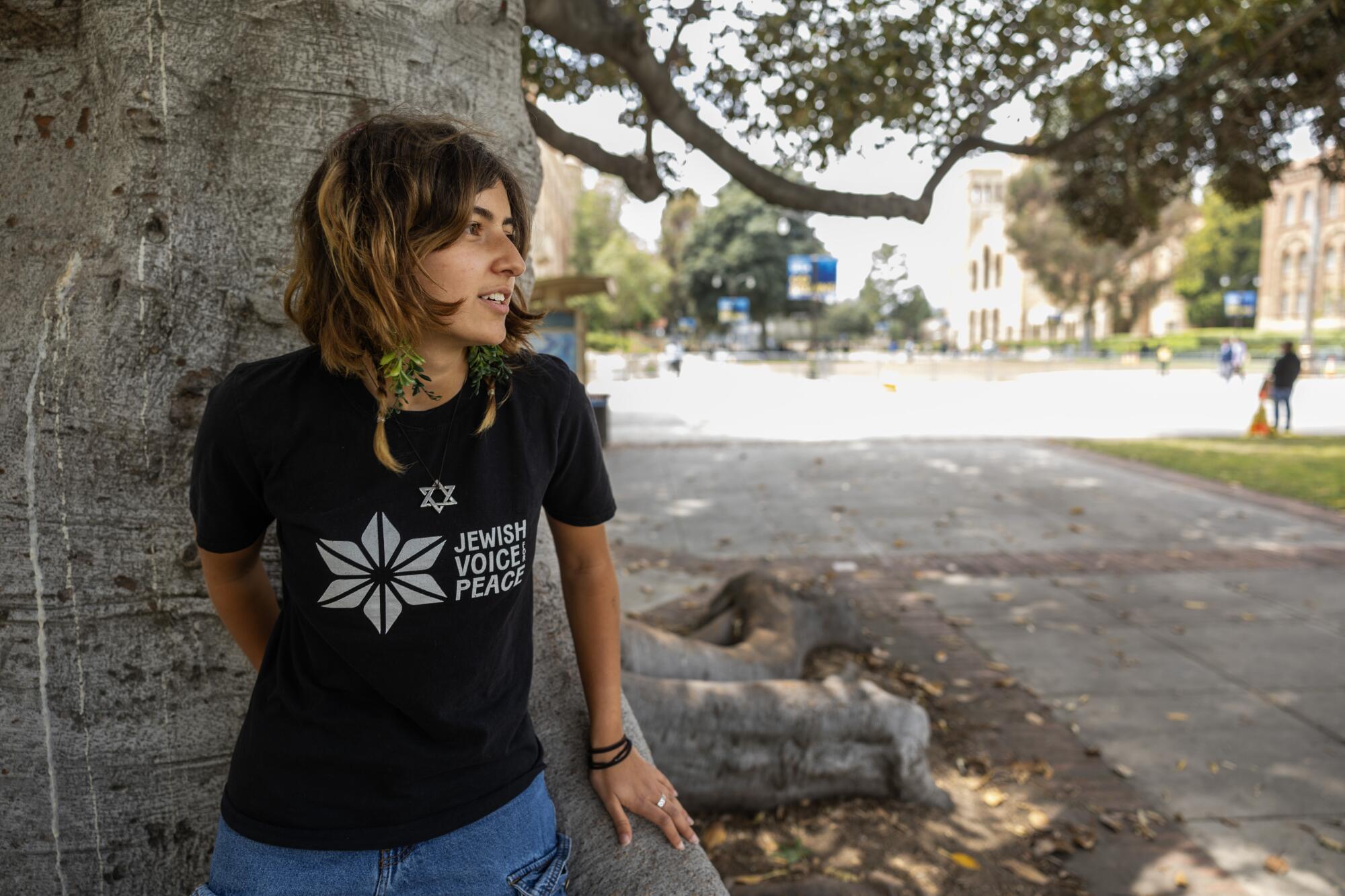 A estudante da UCLA, Sabrina Ellis, usando um colar de estrela de David e uma camisa com os dizeres "Voz Judaica pela Paz"