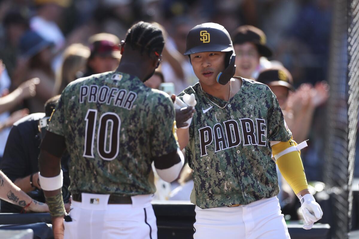 Ha-Seong Kim de los Padres de San Diego celebra con Jurickson Profar