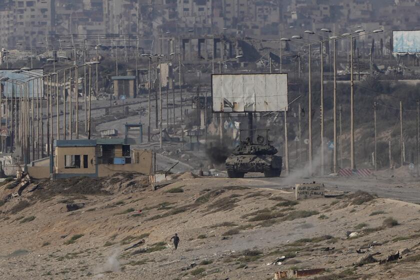 Un palestino se aleja corriendo de un tanque israelí, el domingo 9 de junio de 2024, en el centro de Gaza. (AP Foto/Abdel Kareem Hana)