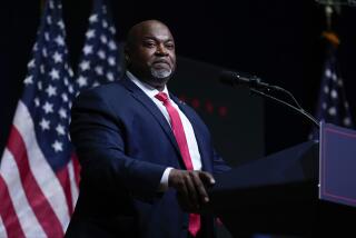 El vicegobernador de Carolina del Norte Mark Robinson durante un acto de campaña del candidato presidencial republicano Donald Trump, el 14 de agosto de 2024, en Asheville, Carolina del Norte. (AP Foto/Matt Rourke, Archivo)