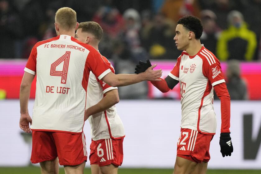 Jamal Musiala, derecha, de Bayern Múnich, celebra con su compañero de equipos Matthijs de Ligt (4) después de anotar el segundo gol de su equipo en la Bundesliga de Alemania, en el partido de fútbol entre FC Bayern Múnich y TSG 1899 Hoffenheim en la Arena Allianz, en Múnich, Alemania, el viernes 12 de enero de 2024. (AP Foto/Matthias Schrader)