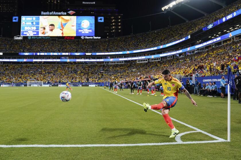 El volante colombiano James Rodríguez ejecuta un tiro de esquina durante la semifinal contra Uruguay en la Copa América, el miércoles 10 de julio de 2024, en Charlotte. (AP Foto/Jacob Kupferman)