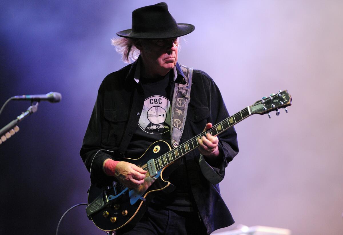 El legendario rockero Neil Young toma medidas legales ante lo sucedido.