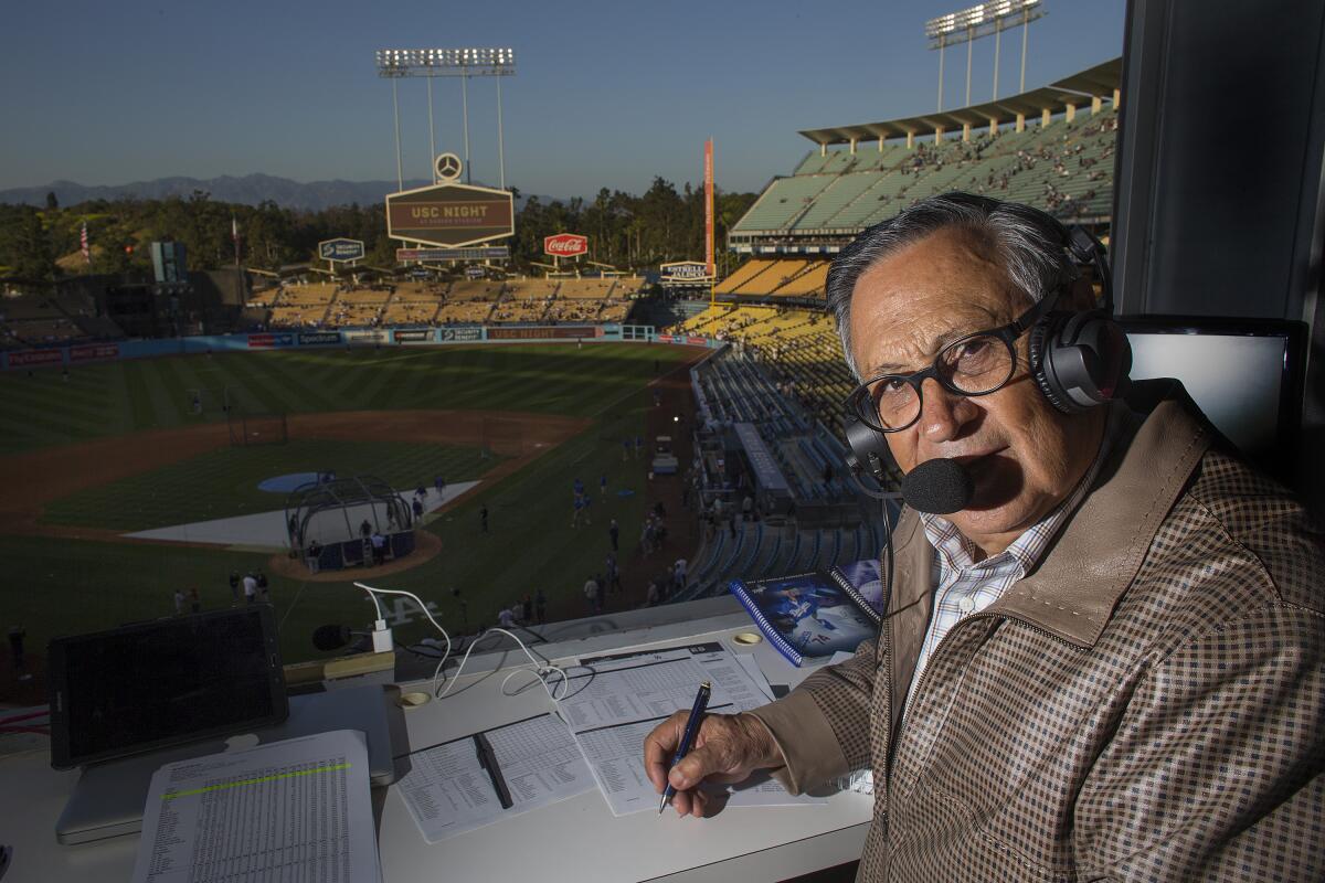 El legendario narrador latino de los Dodgers Jaime Jarrín anuncia