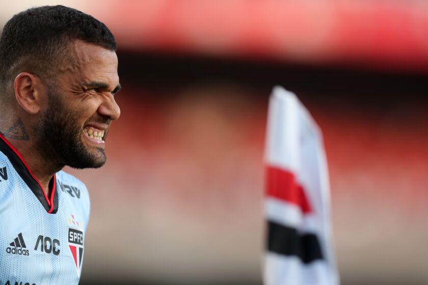 El jugador de Sao Paulo, Daniel Alves, durante un partido de la liga brasileña de fútbol entre Sao Paulo y Ceará, disputado este domingo en el estadio Morumbí, en Sao Paulo (Brasil).