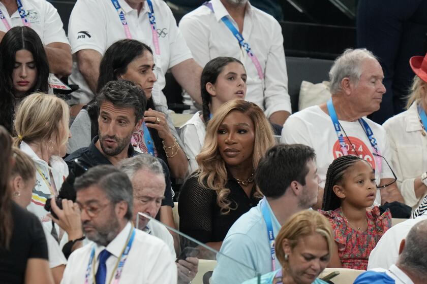 Serena Williams en las gradas antes de la ronda final de equipos femeninos de gimnasia artística en la Arena Bercy en los Juegos Olímpicos de Verano de 2024, el martes 30 de julio de 2024, en París, Francia. (Foto AP/Natacha Pisarenko)
