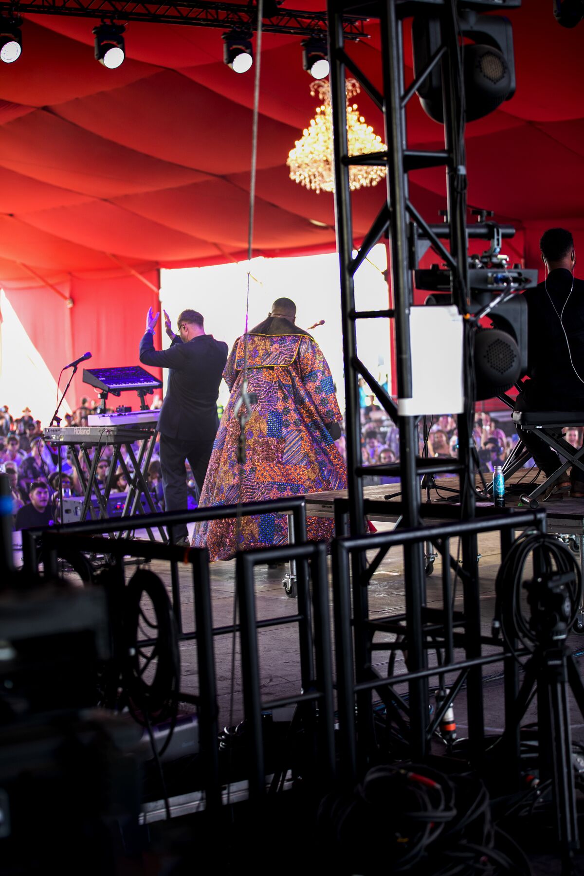 La parte de atrás de una banda subiendo al escenario.