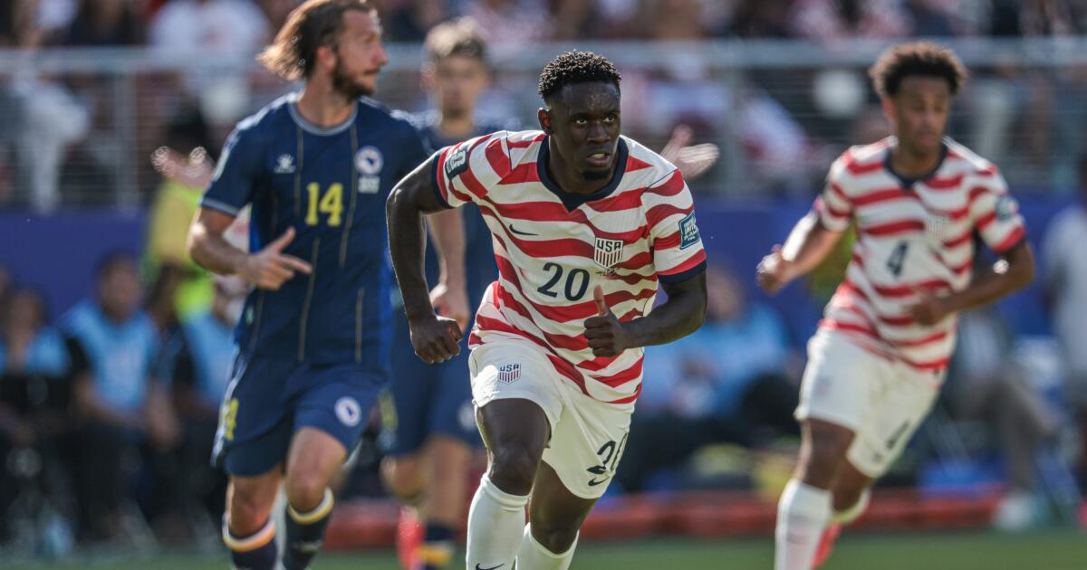 Folarin Balogun exhorte les États-Unis à garder leur calme malgré un vilain carton rouge