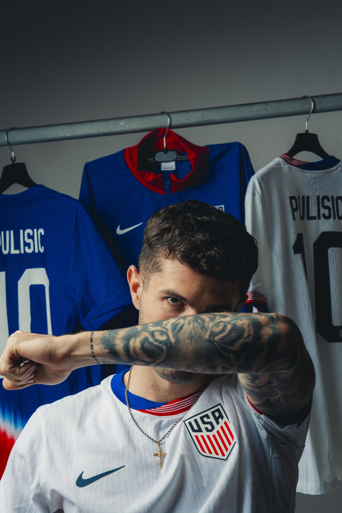 Christian Pulisic, jugador de la selección estadounidense, con la camiseta blanca
