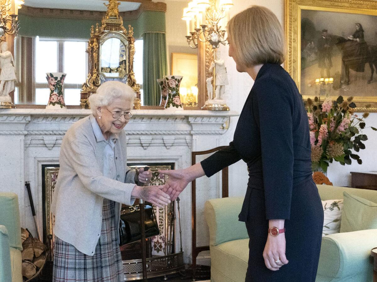 La reina Isabel II recibe a Liz Truss en la residencia del Balmoral, Escocia, 