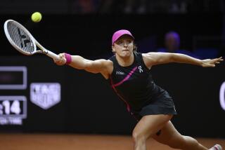 La polaca Iga Swiatek busca devolver un tiro de la británica Emma Raducanu en su partido de cuartos de final del torneo de Stuttgart, el viernes 19 de abril de 2024, en Stuttgart, Alemania. (Marijan Murat/dpa vía AP)