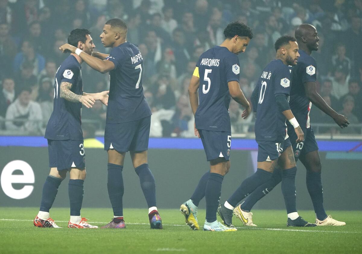 Lionel Messi (izquierda), celebra con Kylian Mbappe y con sus compañeros del PSG 