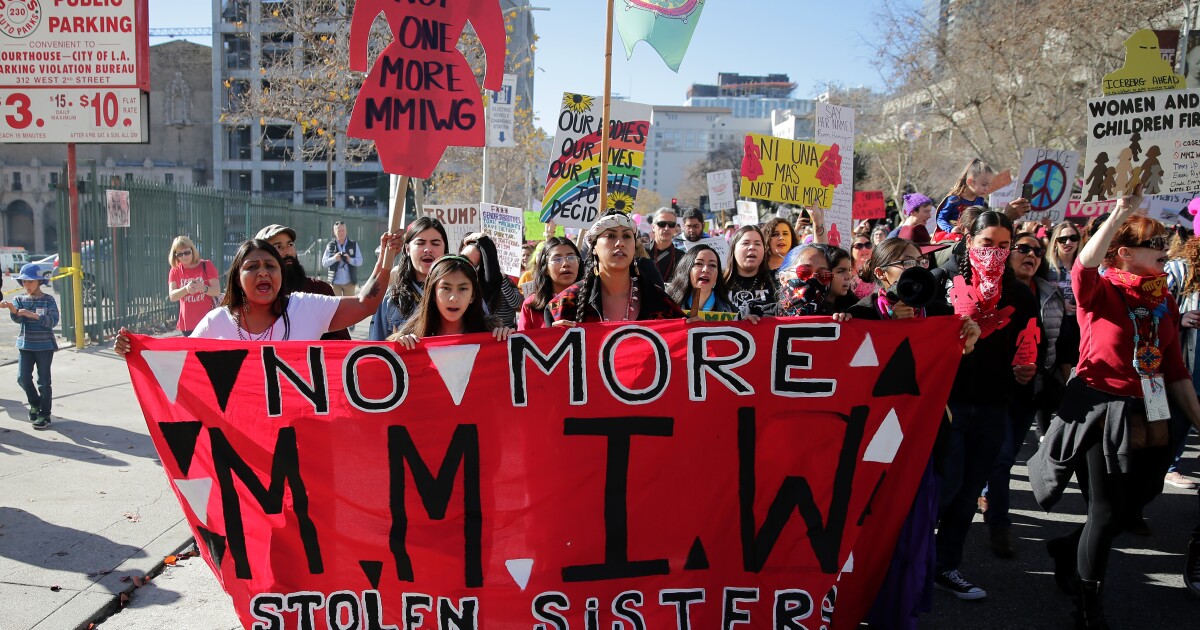 Op-Ed: Memecahkan krisis kekerasan AS terhadap perempuan Pribumi, anak perempuan