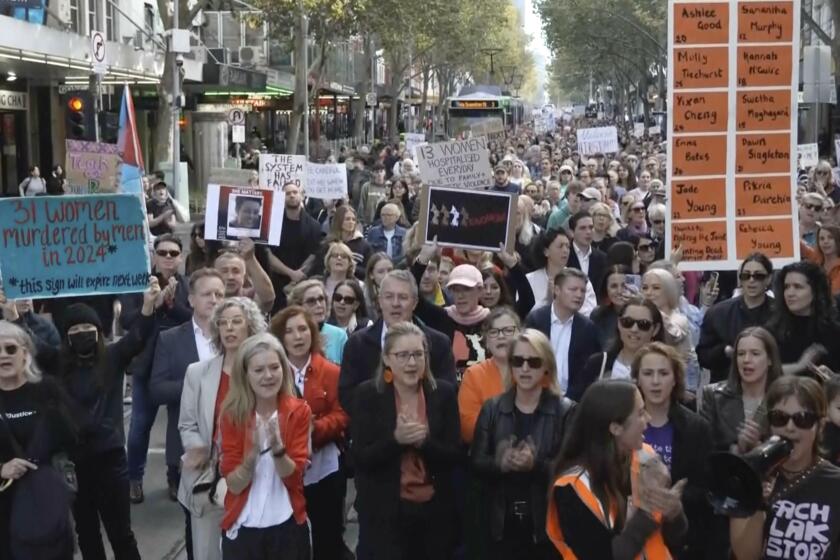 En esta imagen tomada de un video proporcionado por la cadena ABC, una multitud marcha y grita consignas en contra de la violencia de género, el domingo 28 de abril de 2024, en Melbourne, Australia. (ABC vía AP)