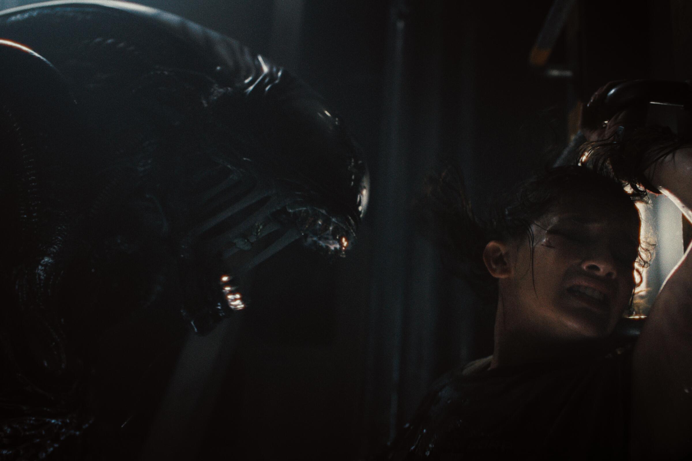 El monstruo del espacio y Cailee Spaeny en una escena de "Alien: Romulus".