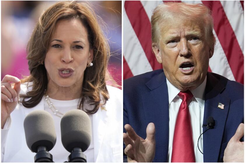 Esta combinación de fotografías muestra a la vicepresidenta Kamala Harris el 7 de agosto de 024 y al candidato republicano a la presidencia, el expresidente Donald Trump, el 31 de julio de 2024. (AP Foto/Charles Rex Arbogast)