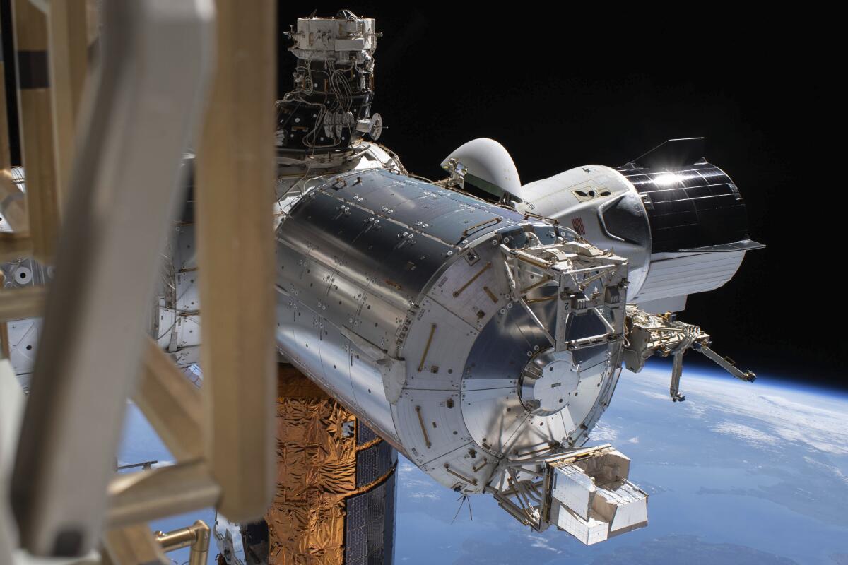 Fotografía del 1 de julio de 2020 proporcionada por la NASA en la que aparece la cápsula Dragon de la firma SpaceX 