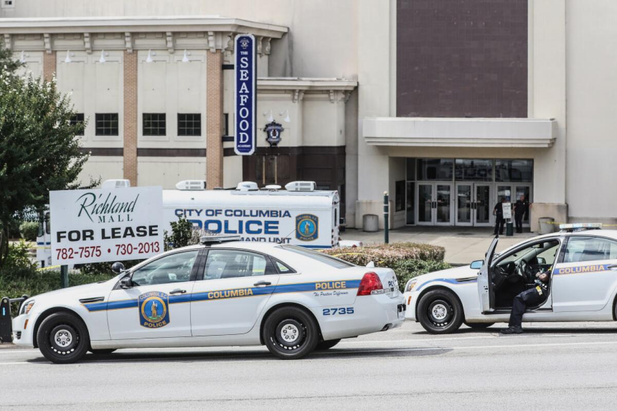Agentes de la policía de Columbia investigan en el lugar donde un agente de Forest Acres fue muerto a tiros en el Centro Comercial Richland, en Forest Acres, South Carolina.