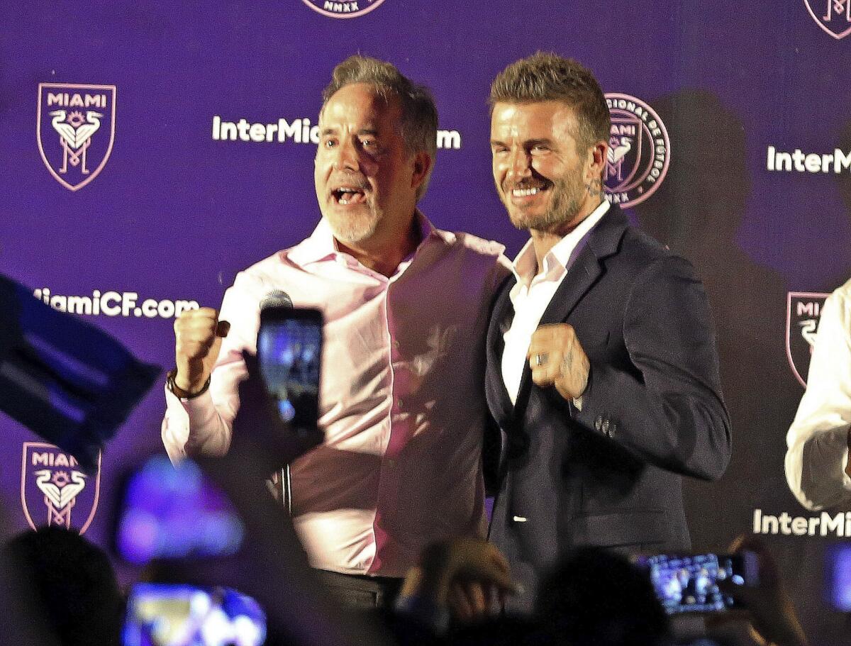 Jorge Mas (izquierda) y David Beckham festejan en Coral Gables, Florida, luego que los votantes en Miami aprobaron que la ciudad negocie un acuerdo para otorgar terrenos para un estadio de fútbol, el martes 6 de noviembre de 2018.