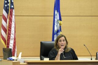 La jueza Barbara Bellis habla con los abogados durante el juicio a Alex Jones por difamación en el caso de la masacre de niños de la escuela de Sandy Hook, en Waterbury, Connecticut, 7 de ictubre de 2022. (H John Voorhees III/Hearst Connecticut Media via AP, Pool)